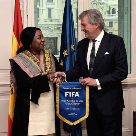 Fotografía facilitada por el Ministerio de Educación, Cultura y Deporte, del ministro Iñigo Méndez de Vigo que ha recibido esta mañana, en la sede del Ministerio, a la secretaria general de la FIFA, la senegalesa Fatma Samoura. | EFE