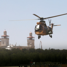 Un helicóptero militar transporta a un miembro de seguridad, que resultó herido durante un ataque en un campamento para refugiados sirios en Jordania oriental, cerca de las fronteras de Irak , Siria y Jordania , al Centro Médico de al- Huss