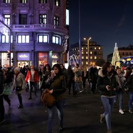 Gente caminando por el centro de Madrid. REUTERS/Susana Vera