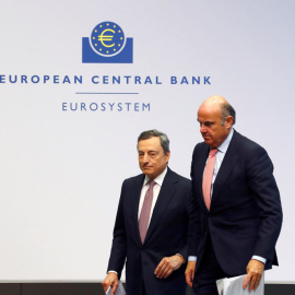 El presidente del BCE, Mario Draghi, y el vicepresidente de la entidad, Luis de Guindos, tas una rueda de prensa en la sede de la entidad en Fráncfort. REUTERS/Ralph Orlowski