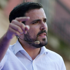 El coordinador federal de IU y candidato número cinco de Unidos Podemos al Congreso por Madrid, Alberto Garzón, durante un mitin celebrado hoy en Gijón, dentro de la campaña para las elecciones generales del 26J. EFE/José Luis Cereijido