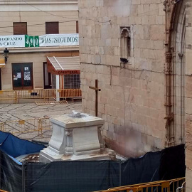 Estado actual de la cruz franquista de Callosa de Segura, con una de madera.