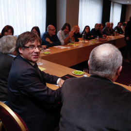 Carles Puigdemont, en la reunión en Bruselas con los miembros de su grupo parlamentario Junts per Catalunya. REUTERS/Yves Herman