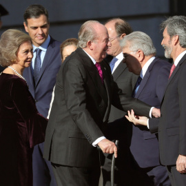 Los reyes eméritos Juan Carlos y Sofía, saludan al presidente del Tribunal Supremo Carlos Lesmes, en el exterior del Congreso de los Diputados, a su llegada a la solemne conmemoración del 40 aniversario de la Constitución. EFE/JuanJo Martín