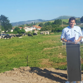 Albert Rivera, junto al humorista y número uno por Cantabria, Felisuco, en una explotación ganadera de la Comunidad. PÚBLICO