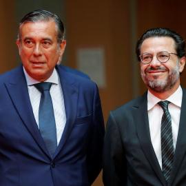 Enrique López (i), nuevo consejero de Justicia, Interior y Víctimas del Terrorismo de la Comunidad de Madrid, y Javier Fernández-Lasquetty, de Hacienda y Función Pública, en la toma de posesión de los miembros del Ejecutivo autonómico de Is