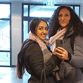 Rezwana Sekandari (izq.) y Mariangela Paone, autoras de 'Rezwana. Un expediente europeo', durante uno de sus encuentros.