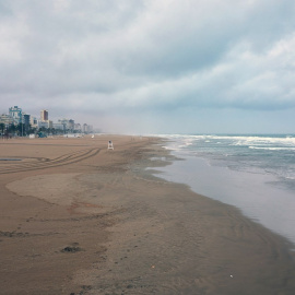 Cielo nublado en la playa de Gandía (València) completamente desierta.