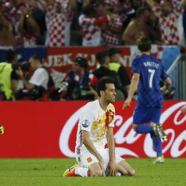 Sergio Busquets, de rodillas tras el gol de Perisic en el minuto 87. /REUTERS