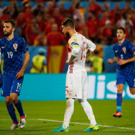 Sergio Ramos se lamenta tras fallar el penalti ante Croacia en la Eurocopa. REUTERS/Sergio Pérez