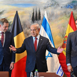 El presidente del Gobierno Pedro Sánchez y el primer ministro belga, Alexander de Croo, escuchan a un mando militar israelí que les relata lo que ocurrió en el kibutz de Be'eri el 7 de octubre.