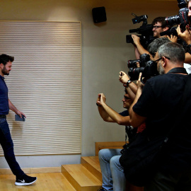 El cabeza de lista de ERC a las elecciones generales Gabriel Rufián llega a la rueda de prensa ofrecida tras la reunión de la Permanente Nacional de su partido, celebrada para valorar la joranda electoral del 26-J. EFE/Toni Albir