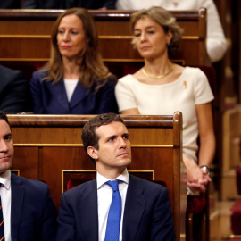 El presidente del PP Pablo Casado, y el secretario general del partido, TTeodoro García Egea, en el hemiciclo del Congreso de los Diputados, en el que se celebra la solemne conmemoración del 40 aniversario de la Constitución.- EFE/Kiko Hues