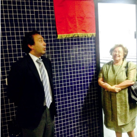 Carmen Tere Agüelo, antes de descubrir la placa que lleva su nombre en un aula de la Facultad de Derecho de Zaragoza. IMAGEN: UNIZAR.ES