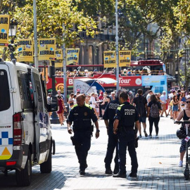 21/08/2019.- Agentes de la Guardia Urbana en las inmediaciones de la Rambla, en el distrito barcelonés de Ciutat Vella, donde los vecinos conviven desde hace décadas con la inseguridad a la vuelta de la esquina. Están tan cansados como acos