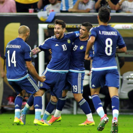 Los jugadores argentinos Javier Mascherano, Lionel Messi y Ever Banega celebran el segundo gol. EFE//RICHARD CARSON