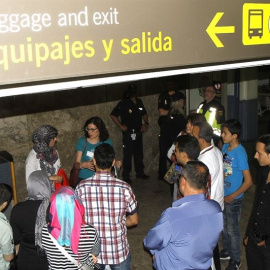 Imagen de los refugiados sirios a su llegada al aeropuerto de Barajas en Madrid