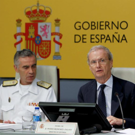 El ministro de Defensa, Pedro Morenés, acompañado por el jefe de Estado Mayor de la Defensa, almirante general Fernando García Sánchez. /EFE