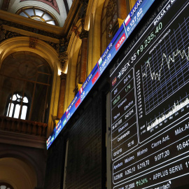 Paneles informativos de la Bolsa de Madrid. EFE/Chema Moya