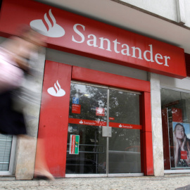 Una mujer pasa al lado de la sucursal del Banco Santander en Rio de Janeiro /REUTERS (Sergio Moraes/File Photo)
