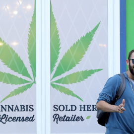 Un cliente sale de una tienda de cannabis de Natural Vibe en San Juan de Terranova (Canadá). REUTERS / Chris Wattie