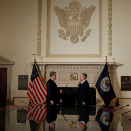 El miembro del consejo de la Reserva Federal Randal Quarles toma juramento al nuevo presidente de la entidad monetaria Jerome Powell, en la sede del banco central estadounidens, en Washington. REUTERS/Aaron P. Bernstein