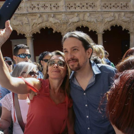 El candidato de Unidos Podemos a la Presidencia del Gobierno, Pablo Iglesias, se fotografía con una simpatizante durante un acto de campaña electoral celebrado en el centro de Guadalajara. EFE/Pepe Zamora