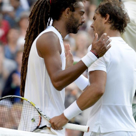 El tenista alemán Dustin Brown (i) tras su victoria ante el español Rafael Nadal (d) en la segunda ronda del torneo de tenis de Wimbledon en el All England Lawn Tennis Club de Londres (Reino Unido) hoy, jueves 2 de julio de 2015. EFE/Facund