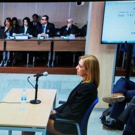 Vista general del juicio de Nóos, con la infanta Cristina en primer lugar durante su declaración como procesada. EFE/CATI CLADERA