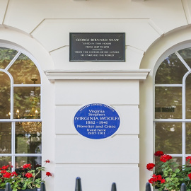 Una placa azul conmemorativa de Virginia Woolf (1882 - 1941) en una pared de Londres, Reino Unido.