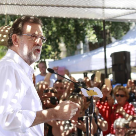 El presidente del Gobierno en funciones, Mariano Rajoy, en el mitin del Partido Popular en el puerto de Sóller. / J. GRAPELLI (EFE)