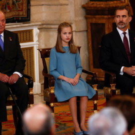 Las tres generaciones recientes de la monarquía española, juntas. Juan Carlos, Leonor y Felipe (de izq. a dcha.) durante la celebración 50 cumpleaños del actual rey y la entrega del Toisón de Oro a su hija. / Reuters
