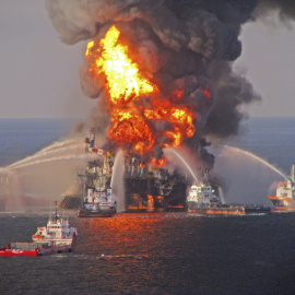 Imagen de archivo del 22 de abril de 2010, durante el incendio de la plataforma de BP en el Golfo de México. EFE