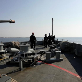 Cubierta de proa del buque Audaz, camino de Lampedusa. EFE/Juan Chicano