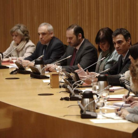 El secretario general del PSOE, Pedro Sánchez (3d), preside la reunión que el grupo Parlamentario Socialista ha celebrado hoy en el Congreso de los Diputados. | JAVIER LIZÓN (EFE)