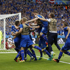 Los jugadores de Islandia celebran el gol de la victoria de Traustason. /REUTERS