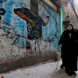 Una mujer en un campo de refugiados en Beirut. REUTERS