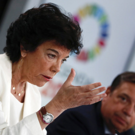 La portavoz del Gobierno y ministra de Educación en funciones, Isabel Celaá, junto al ministro de Agricultura, Luis Planas, durante la rueda de prensa posterior a la reunión del Consejo de Ministros. EFE/Mariscal