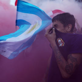 Un aficionado de River se tapa para no respirar el humo de una bengala.- REUTERS/Susana Vera