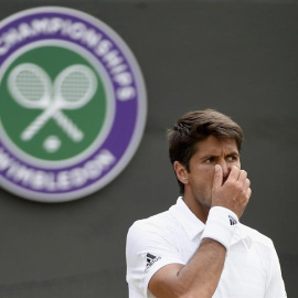 El tenista español Fernando Verdasco lamenta perder un punto ante el suizo Stan Wawrinka. /EFE
