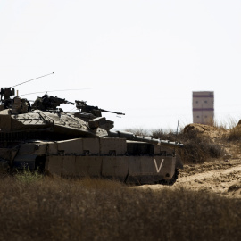 Un tanque israelí toma posición en la frontera con Egipto en el Norte del Sinaí. - REUTERS