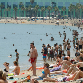Bañistas en la playa de la Barcelona. REUTERS/Albert Gea