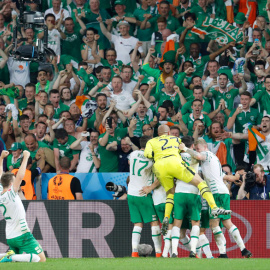 Los jugadores de Irlanda celebran su victoria ante Italia en la Eurocopa. REUTERS/Pascal Rossignol