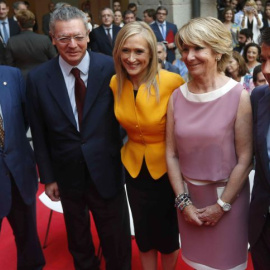 La expresidenta de la Comunidad de Madrid, Cristina Cifuentes, posa con sus antecesores en el cargo Joaquín Leguina, Alberto Ruíz Gallardón, Esperanza Aguirre, e Ignacio Gonzalez, en la Casa de Correos / Javier Lizón (EFE)