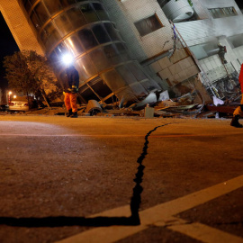 Equipos de rescate, en una de las zonas afectadas por el terremoto en Taiwán. REUTERS/Tyrone Siu