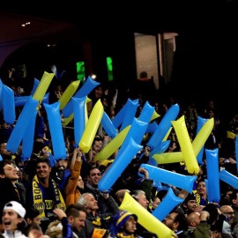 Aficionados de Boca Juniors animan en la grada del estadio Santiago Bernabeu donde esta noche se disputará el partido de vuelta de la final de la Copa Libertadores entre el River Plate y el Boca Juniors. EFE/JuanJo Martín