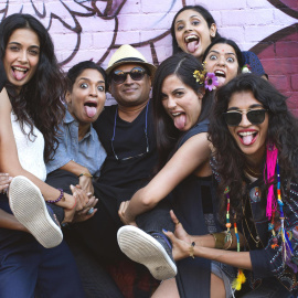 Las actrices de la película, con el director.