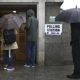 Ciudadanos británicos en la entrada de un colegio electoral. REUTERS/Neil Hall