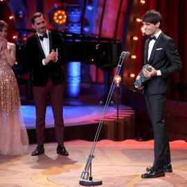 El actor Eneko Sagardoy (d) gana el Goya al Mejor Actor Revelación, por su interpretación en "Handía", durante la ceremonia de entrega de la 32 Edición de los Premios Goya que se celebra esta noche en el Madrid Marriott Auditorium Hotel. EF