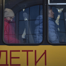 Civiles evacuados desde el distrito de Novokakhovsk,, en Jersón, llegan a Dzhankoi, en Crimea, a 2 de noviembre de 2022.